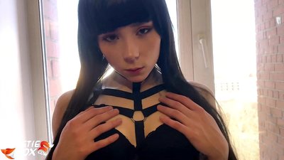 Bruneta fierbinte suge adânc și sensibil futută pentru bani