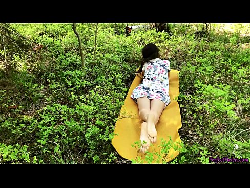 ❤️ Un străin de pe Tinder îmi masturbează păsărica și o fute cu pasiune în pădure ️  at us